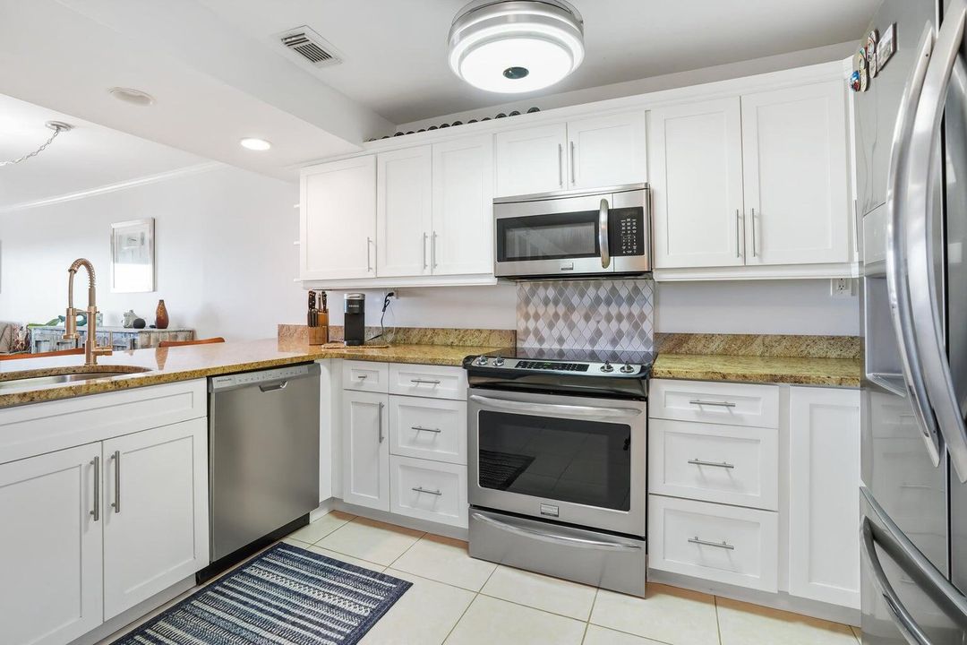 For Sale: $399,900 (2 beds, 2 baths, 1186 Square Feet)