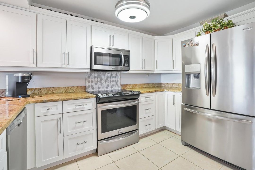 For Sale: $399,900 (2 beds, 2 baths, 1186 Square Feet)