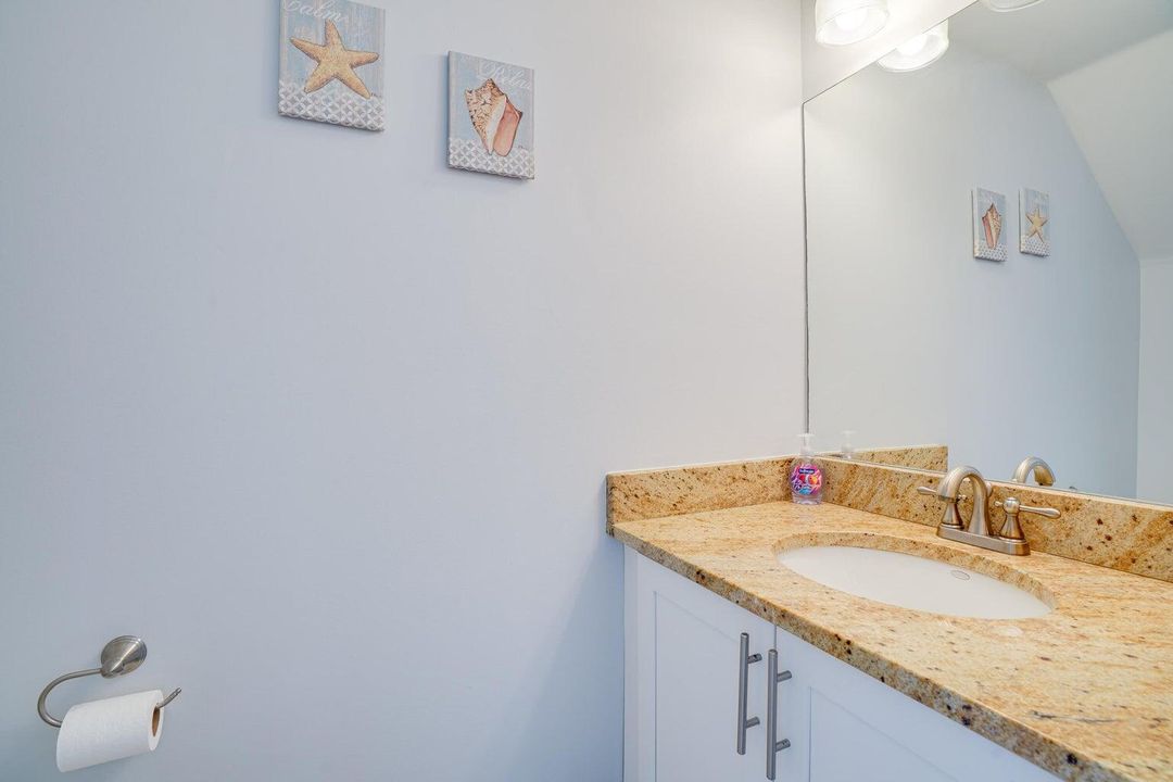 For Sale: $399,900 (2 beds, 2 baths, 1186 Square Feet)