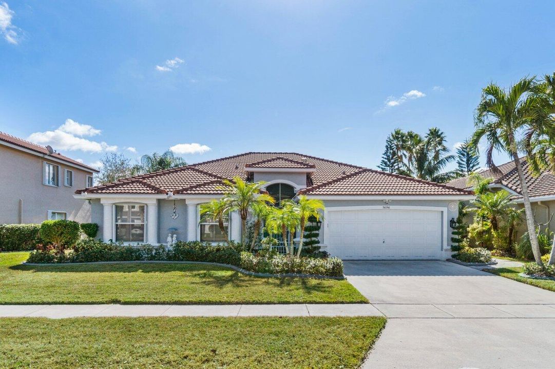 For Sale: $800,000 (4 beds, 2 baths, 2372 Square Feet)