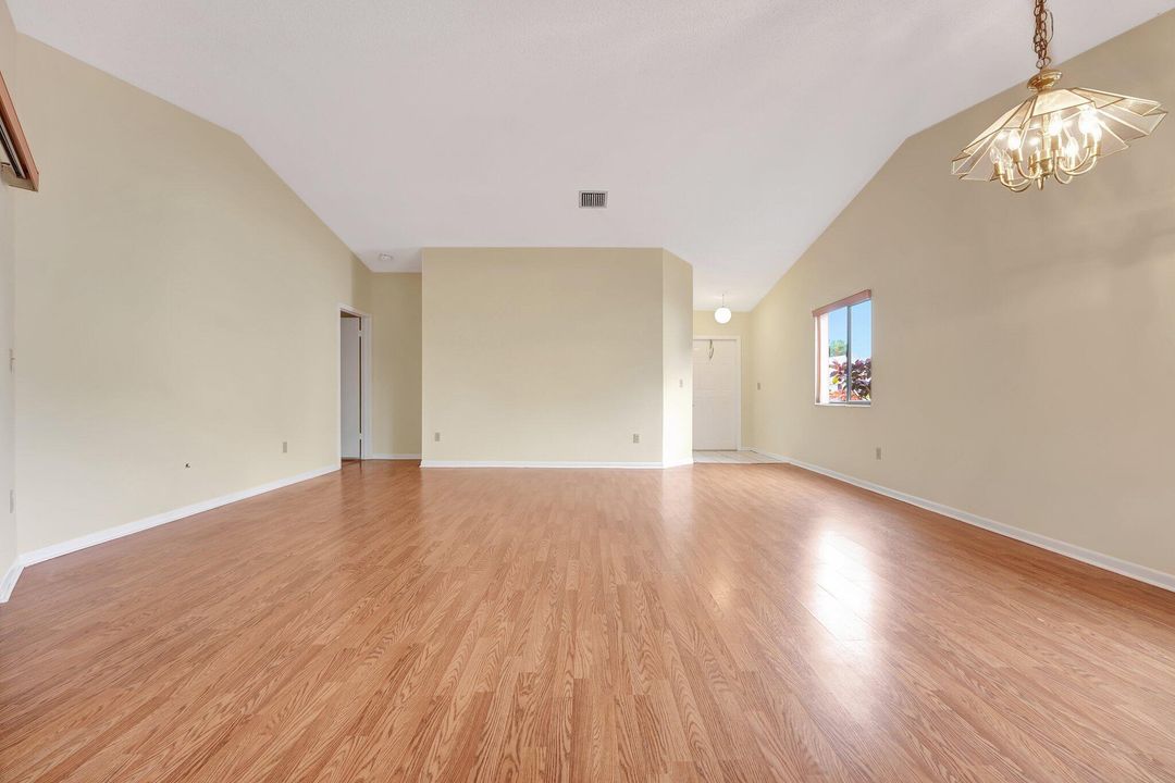 For Sale: $270,000 (2 beds, 2 baths, 1225 Square Feet)