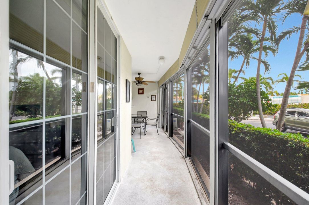 For Sale: $250,000 (2 beds, 2 baths, 908 Square Feet)