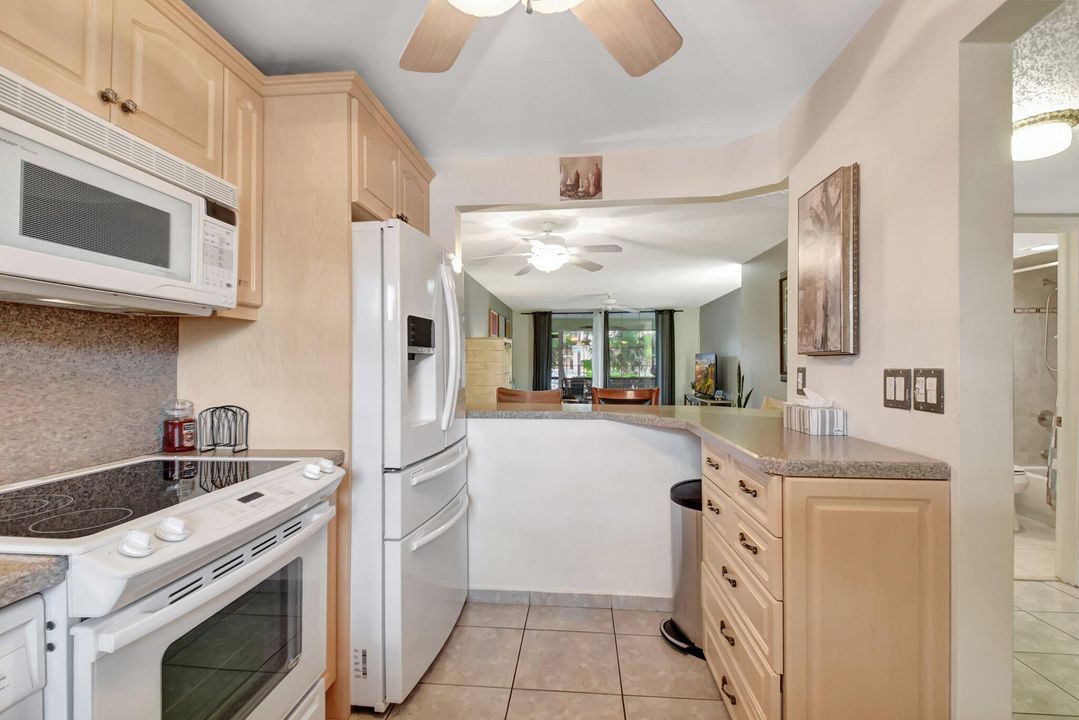 For Sale: $250,000 (2 beds, 2 baths, 908 Square Feet)