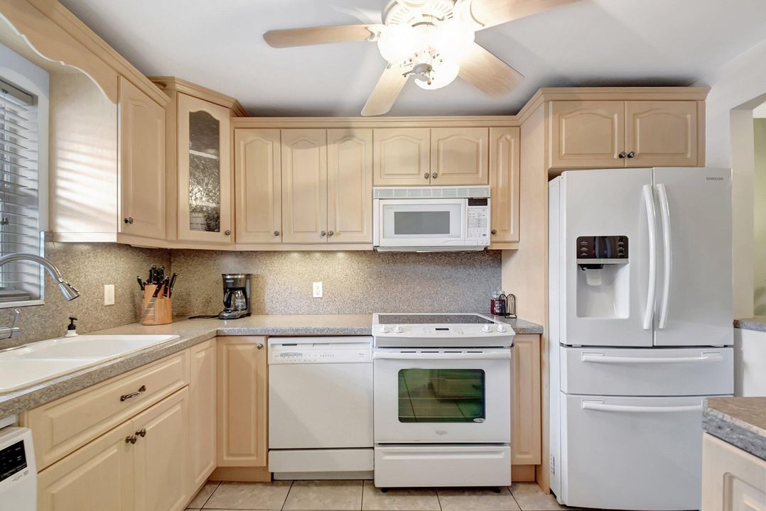 For Sale: $250,000 (2 beds, 2 baths, 908 Square Feet)