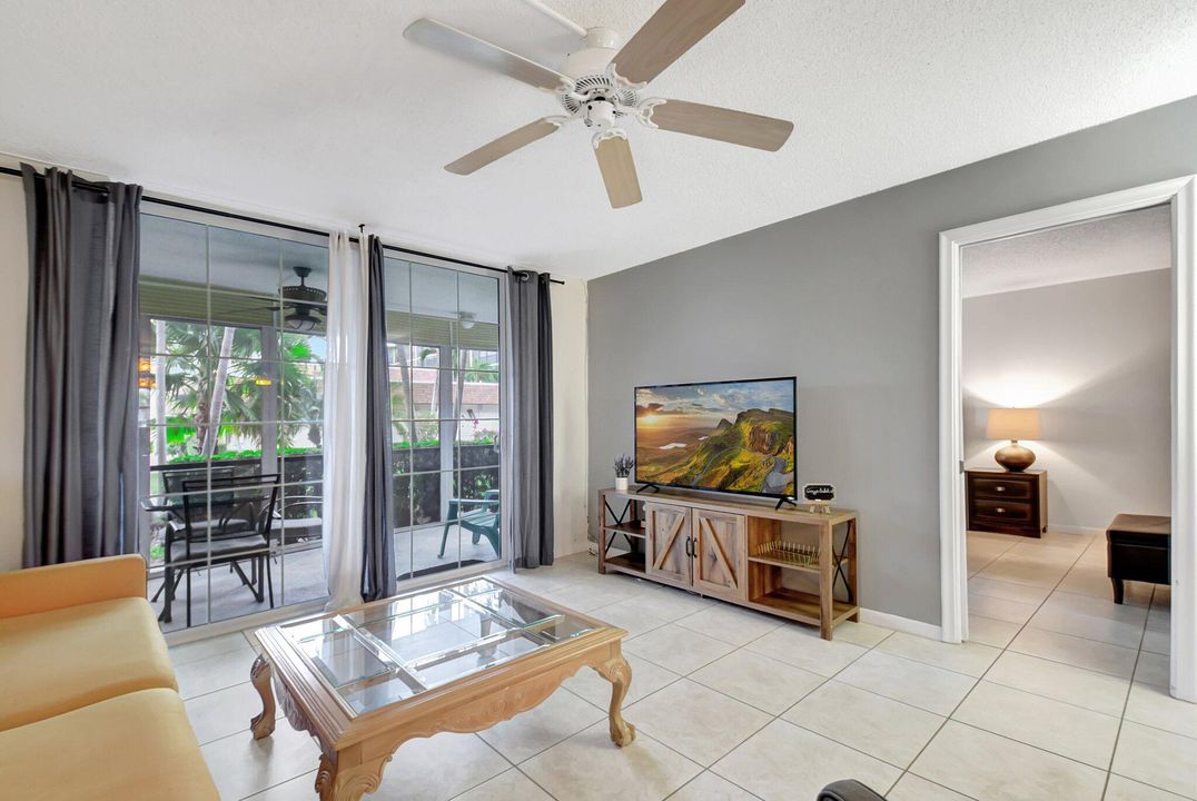 For Sale: $250,000 (2 beds, 2 baths, 908 Square Feet)