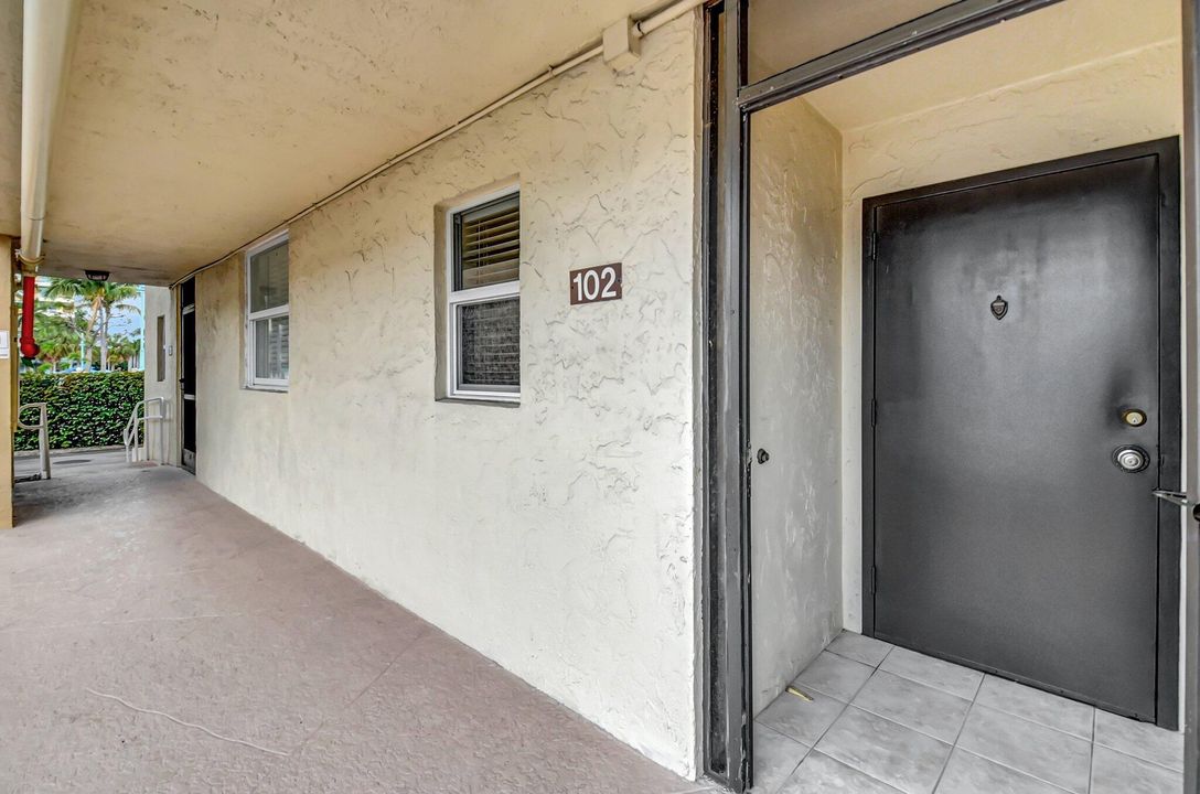 For Sale: $250,000 (2 beds, 2 baths, 908 Square Feet)