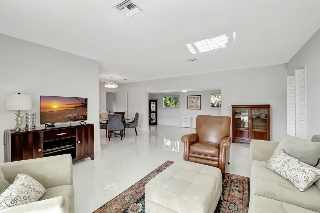 For Sale: $689,900 (2 beds, 2 baths, 1328 Square Feet)