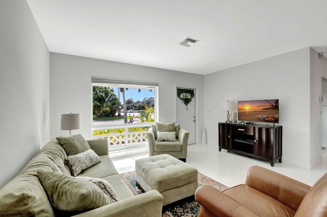 For Sale: $689,900 (2 beds, 2 baths, 1328 Square Feet)