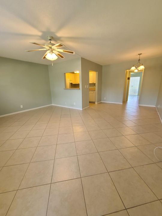 For Rent: $1,300 (1 beds, 1 baths, 646 Square Feet)