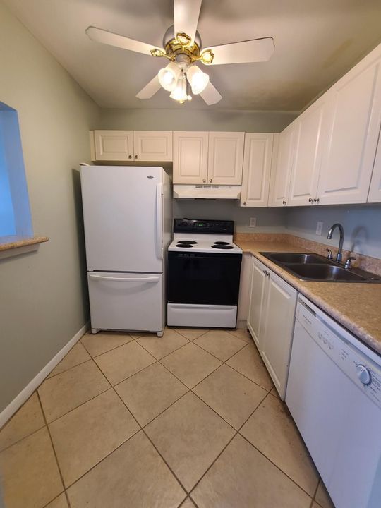 For Rent: $1,300 (1 beds, 1 baths, 646 Square Feet)