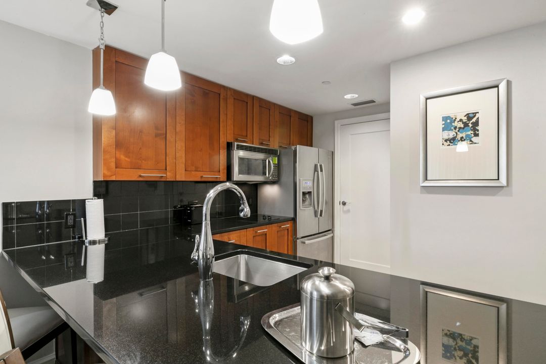 For Sale: $549,000 (1 beds, 1 baths, 762 Square Feet)