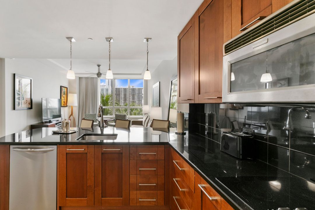 For Sale: $549,000 (1 beds, 1 baths, 762 Square Feet)