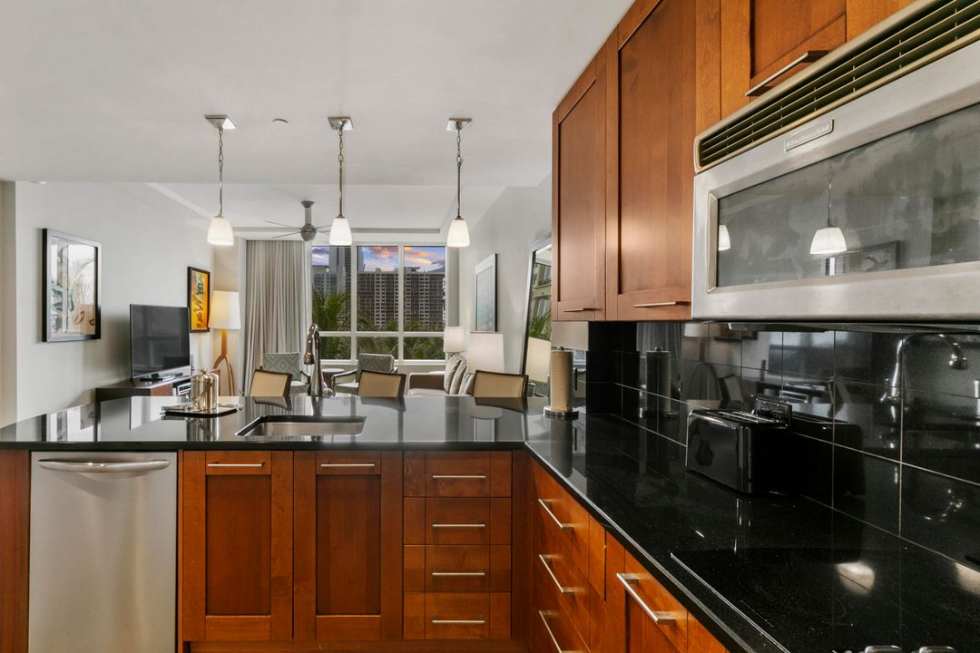 For Sale: $549,000 (1 beds, 1 baths, 762 Square Feet)