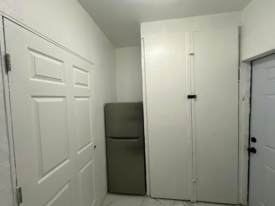 For Rent: $1,400 (1 beds, 1 baths, 350 Square Feet)