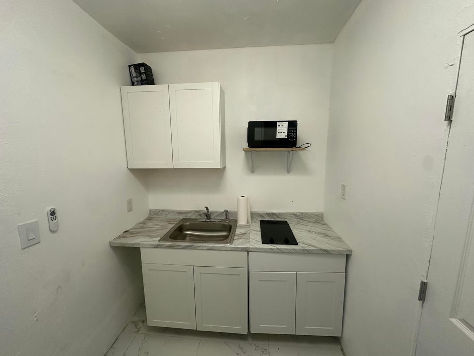 For Rent: $1,400 (1 beds, 1 baths, 350 Square Feet)