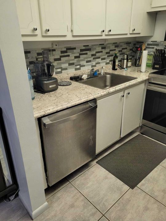 For Sale: $129,900 (1 beds, 1 baths, 702 Square Feet)