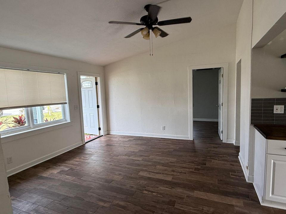 For Sale: $357,500 (3 beds, 1 baths, 1032 Square Feet)