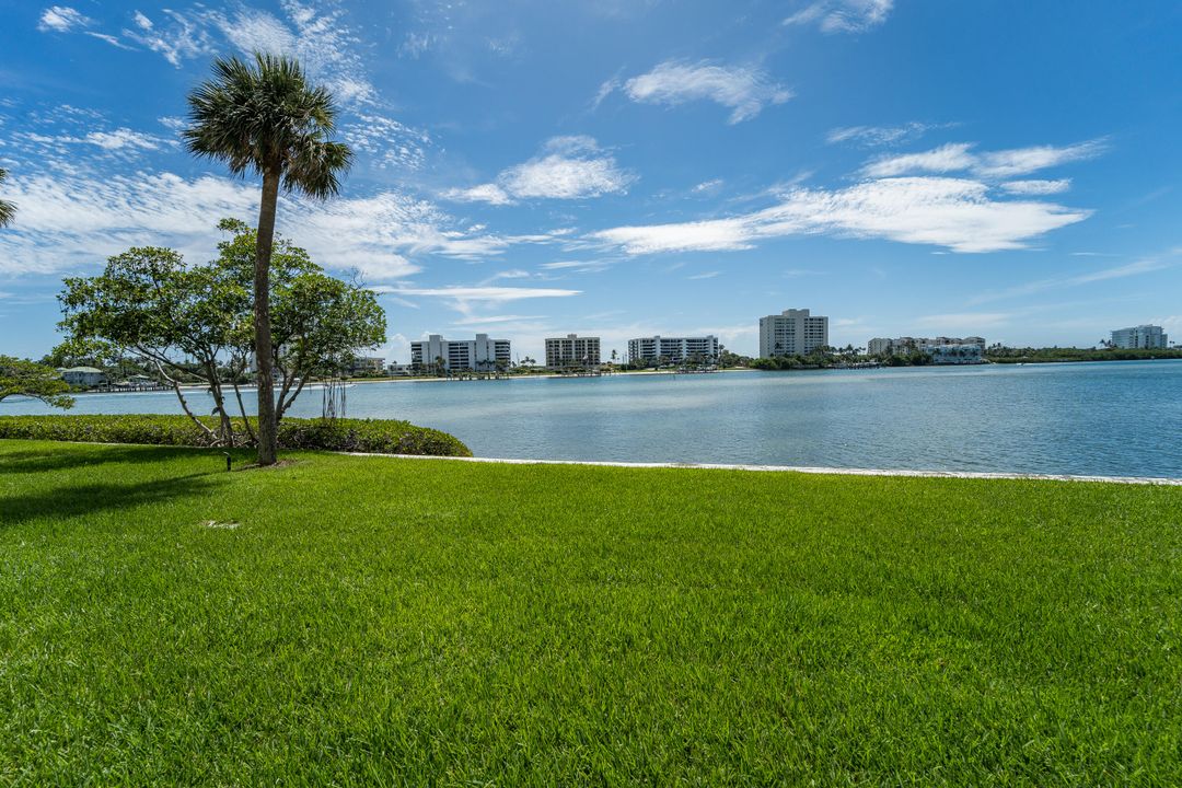 For Sale: $722,500 (2 beds, 2 baths, 1272 Square Feet)