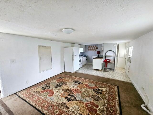 For Sale: $259,000 (2 beds, 1 baths, 700 Square Feet)