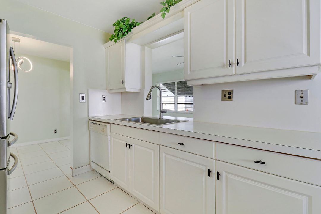 For Sale: $349,999 (2 beds, 2 baths, 1317 Square Feet)