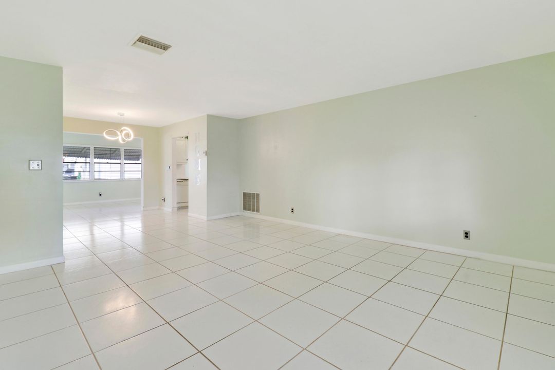 For Sale: $349,999 (2 beds, 2 baths, 1317 Square Feet)