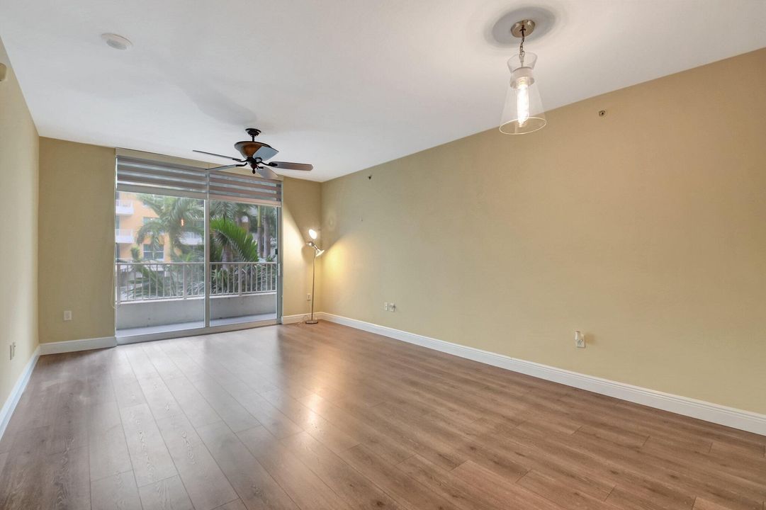 For Sale: $388,000 (1 beds, 1 baths, 782 Square Feet)