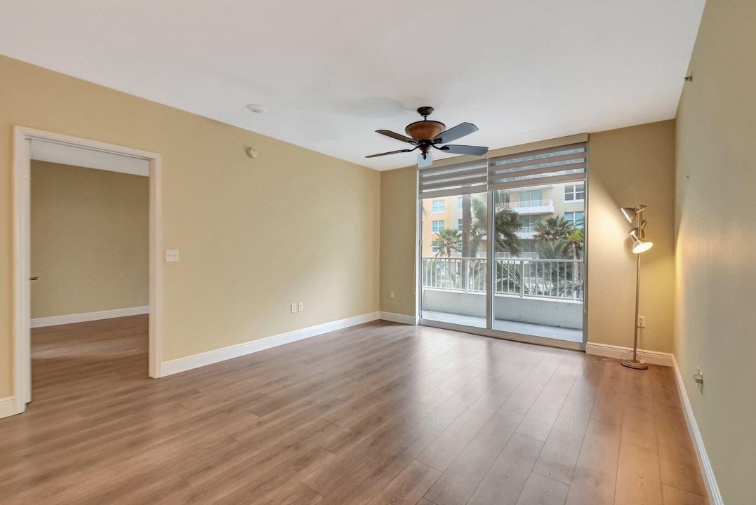 For Sale: $388,000 (1 beds, 1 baths, 782 Square Feet)