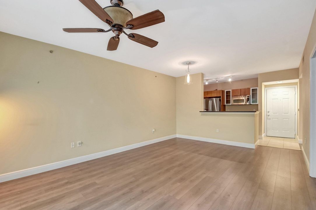 For Sale: $388,000 (1 beds, 1 baths, 782 Square Feet)