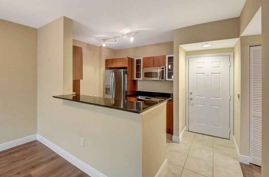 For Sale: $388,000 (1 beds, 1 baths, 782 Square Feet)