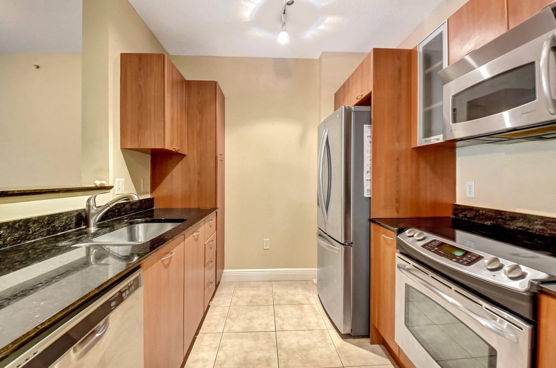 For Sale: $388,000 (1 beds, 1 baths, 782 Square Feet)