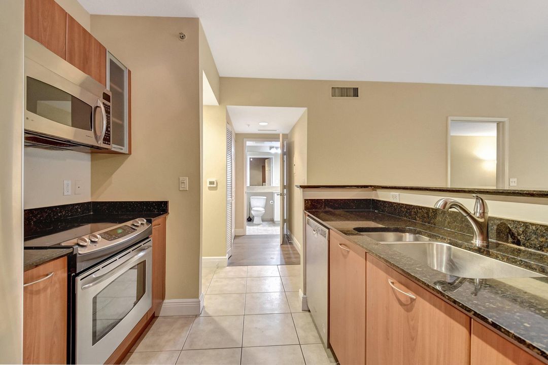 For Sale: $388,000 (1 beds, 1 baths, 782 Square Feet)