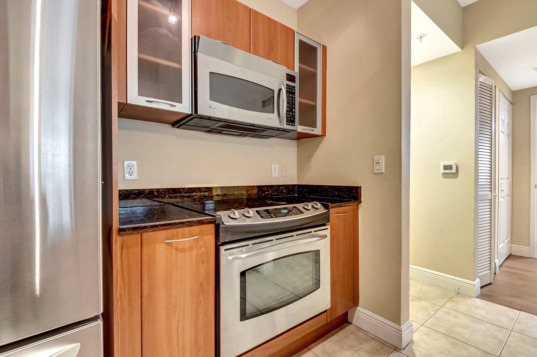 For Sale: $388,000 (1 beds, 1 baths, 782 Square Feet)