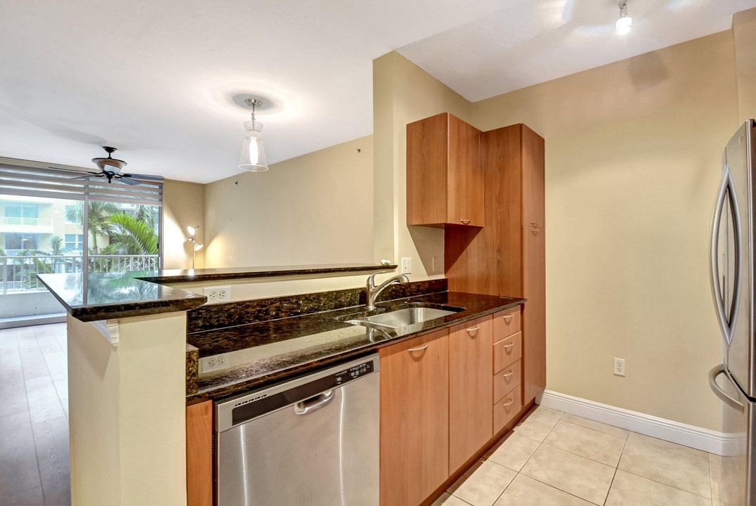 For Sale: $388,000 (1 beds, 1 baths, 782 Square Feet)