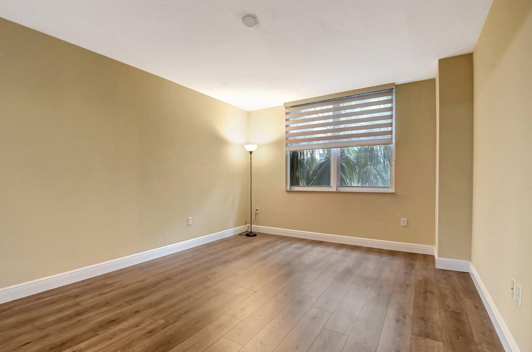 For Sale: $388,000 (1 beds, 1 baths, 782 Square Feet)