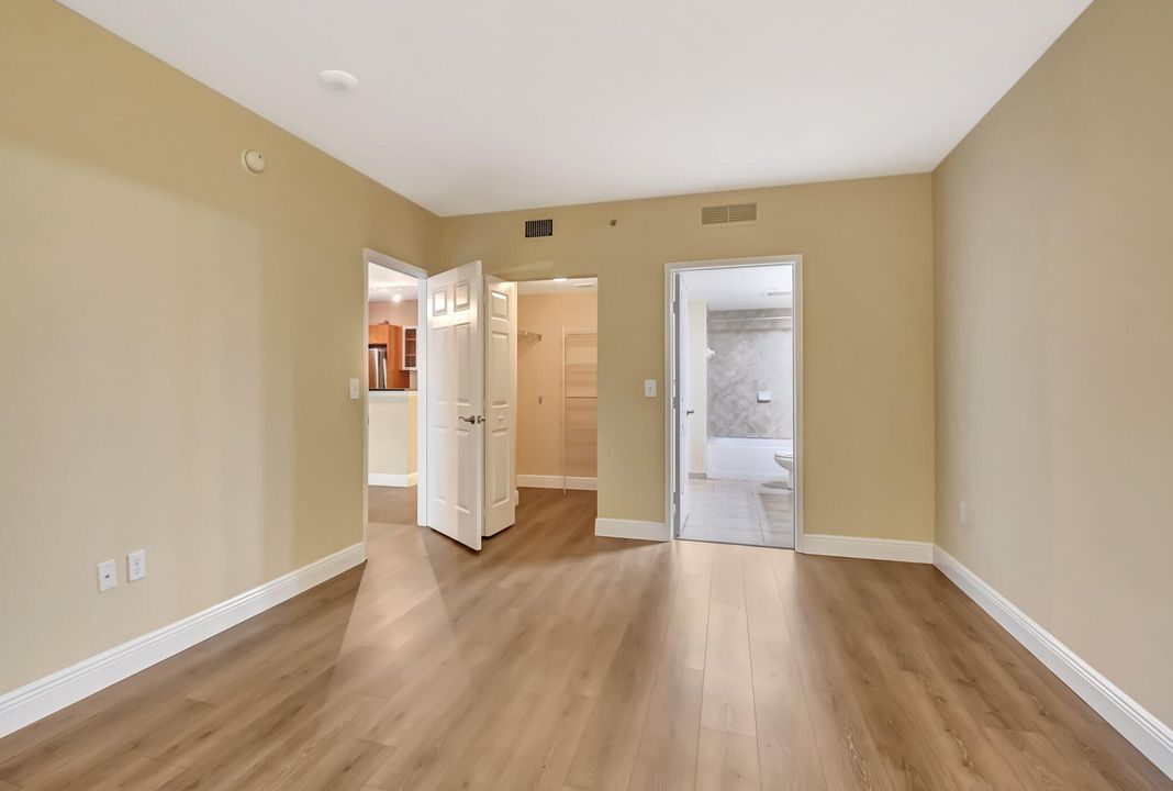 For Sale: $388,000 (1 beds, 1 baths, 782 Square Feet)