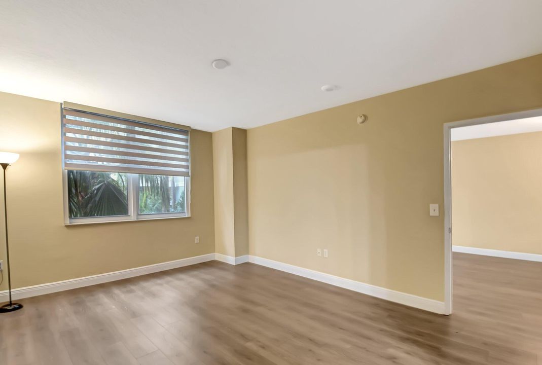 For Sale: $388,000 (1 beds, 1 baths, 782 Square Feet)