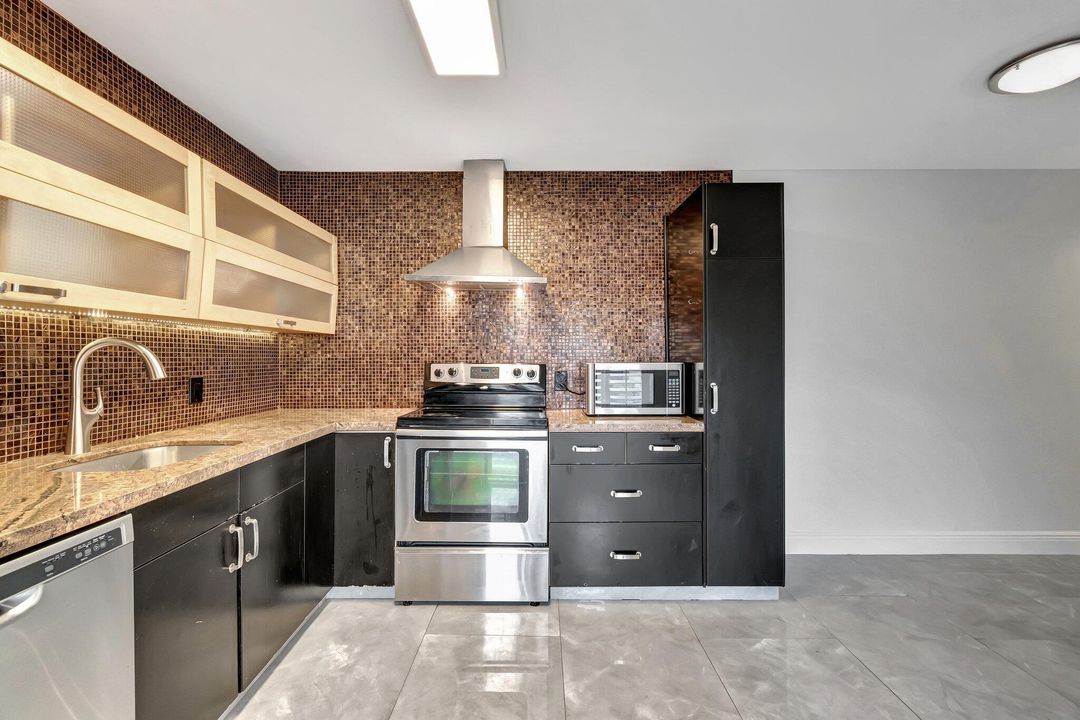 For Sale: $365,000 (2 beds, 2 baths, 1230 Square Feet)