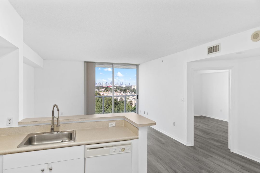 For Sale: $285,000 (1 beds, 1 baths, 685 Square Feet)