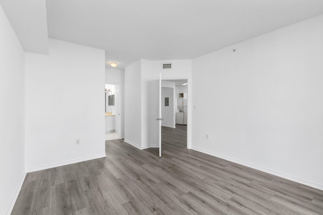 For Sale: $285,000 (1 beds, 1 baths, 685 Square Feet)