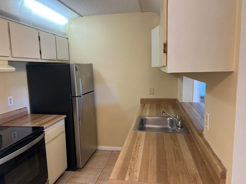 For Rent: $2,200 (2 beds, 2 baths, 860 Square Feet)