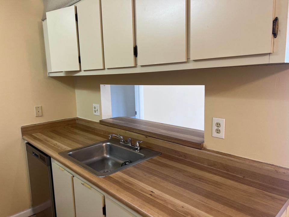 For Rent: $2,200 (2 beds, 2 baths, 860 Square Feet)