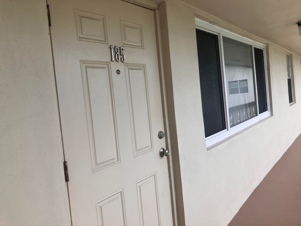 For Sale: $103,900 (1 beds, 1 baths, 684 Square Feet)