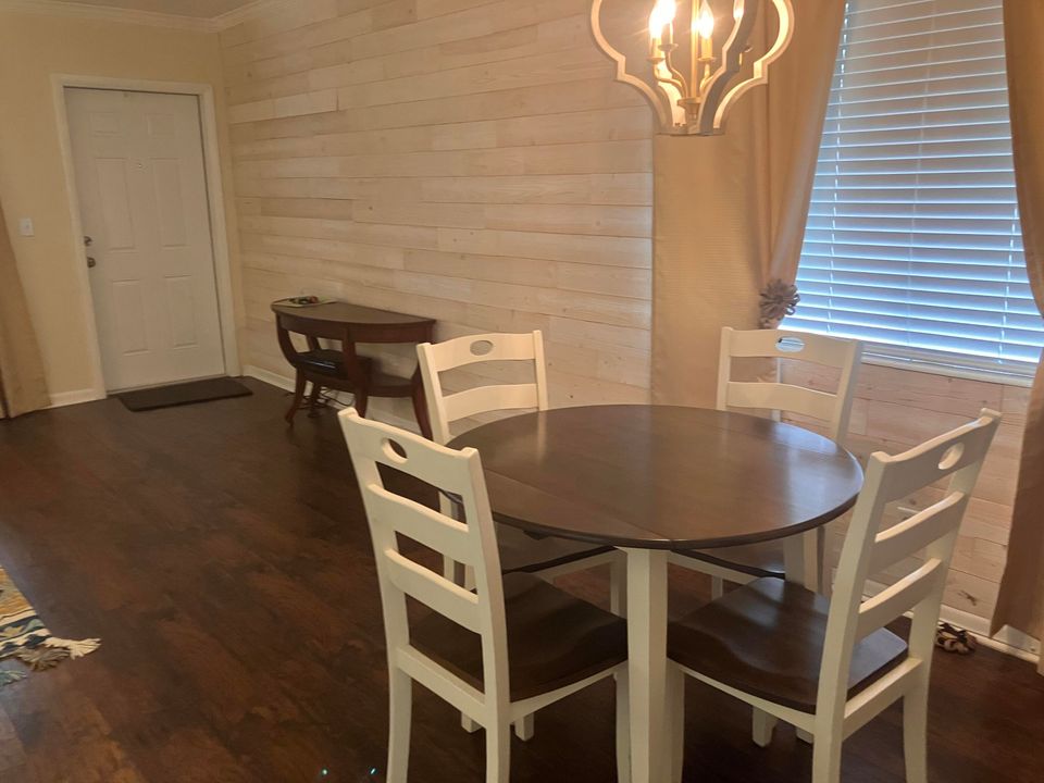 For Sale: $103,900 (1 beds, 1 baths, 684 Square Feet)