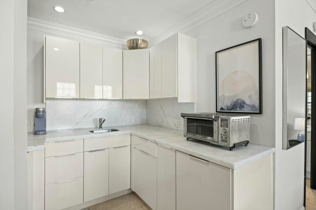 For Sale: $530,000 (1 beds, 1 baths, 389 Square Feet)