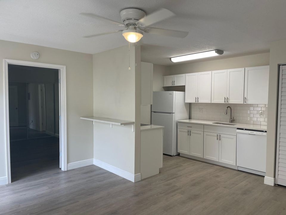 For Sale: $174,900 (1 beds, 1 baths, 627 Square Feet)