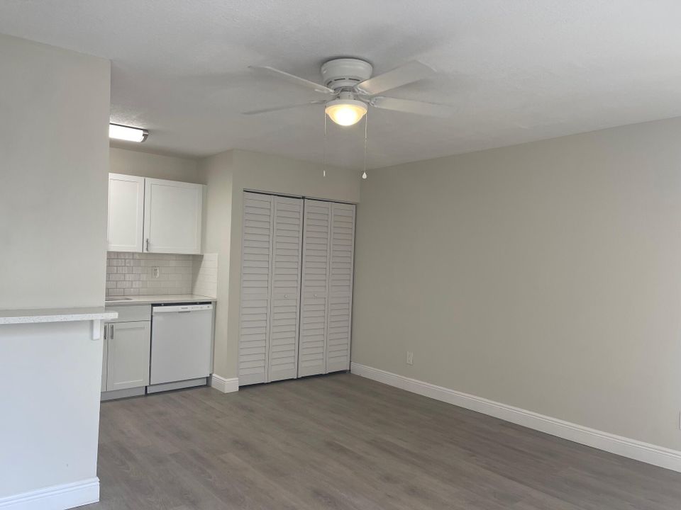 For Sale: $174,900 (1 beds, 1 baths, 627 Square Feet)