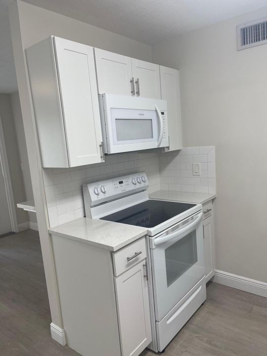 For Sale: $174,900 (1 beds, 1 baths, 627 Square Feet)