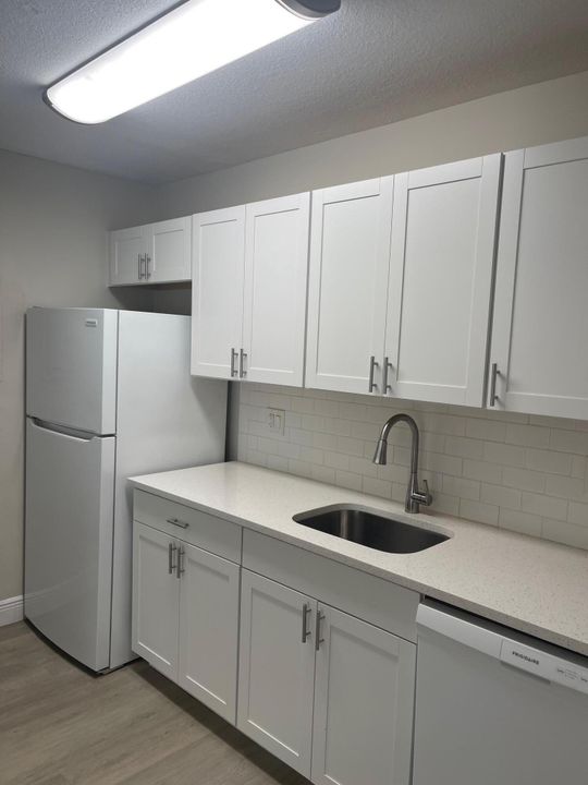 For Sale: $174,900 (1 beds, 1 baths, 627 Square Feet)