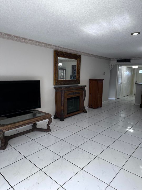 For Sale: $189,900 (2 beds, 2 baths, 1320 Square Feet)