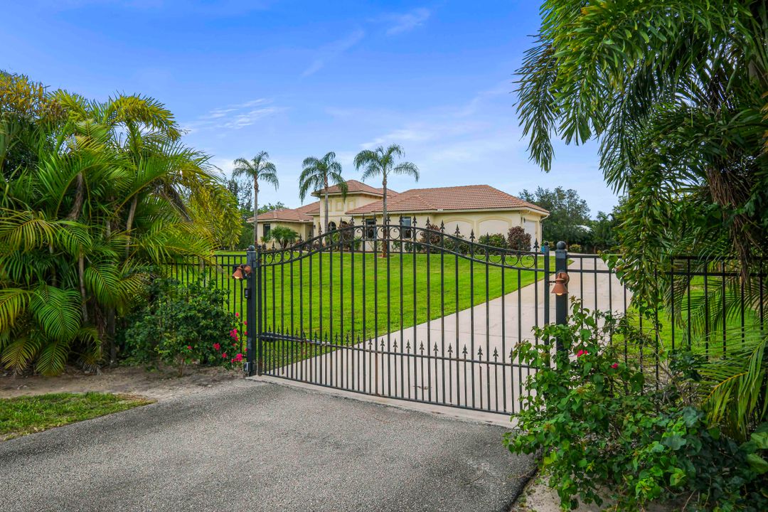 For Sale: $1,295,000 (4 beds, 2 baths, 2726 Square Feet)